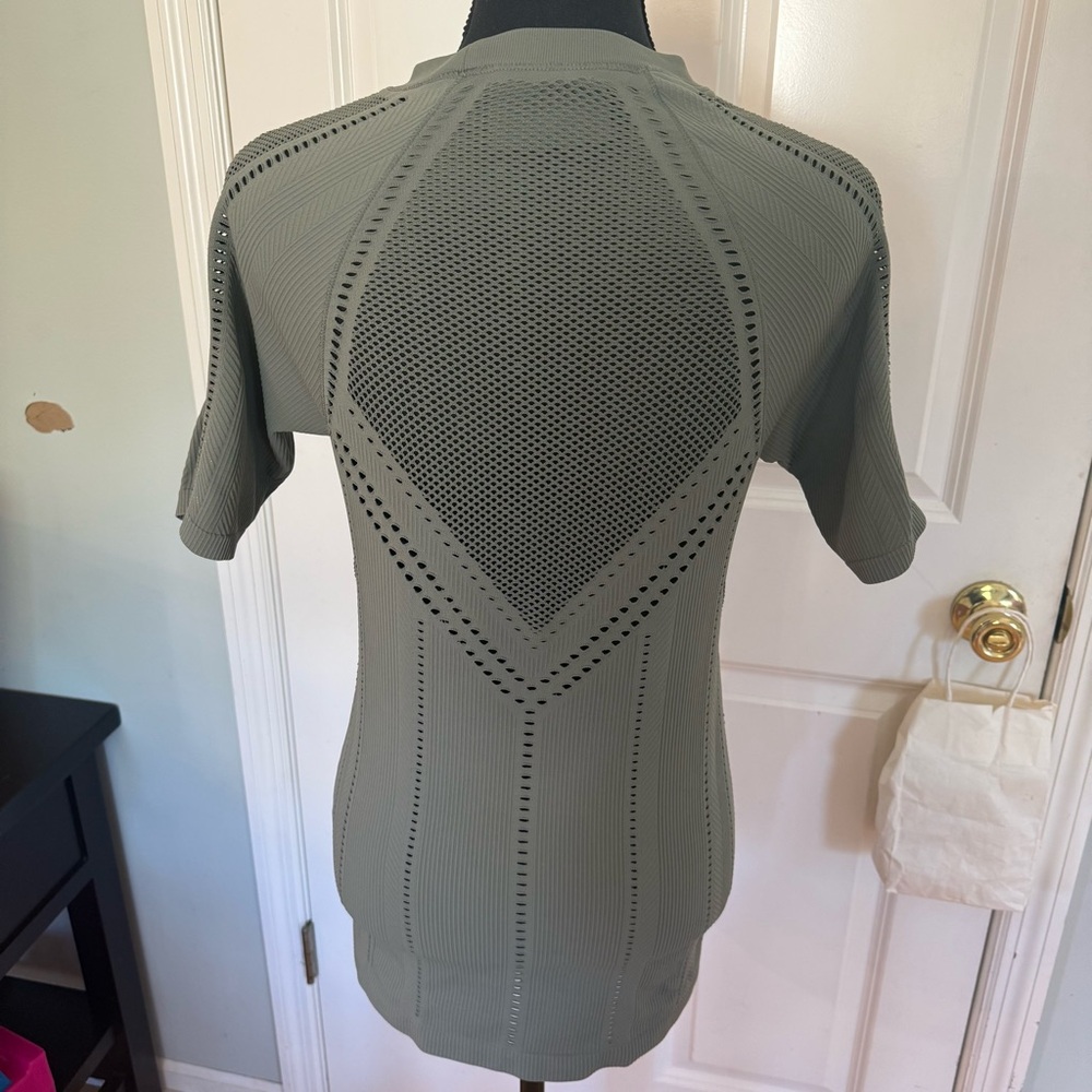 Athleta Womens Green Short Sleeve Compression T-Shirt Vented Mesh Oxygen Sz M - Picture 3 of 16